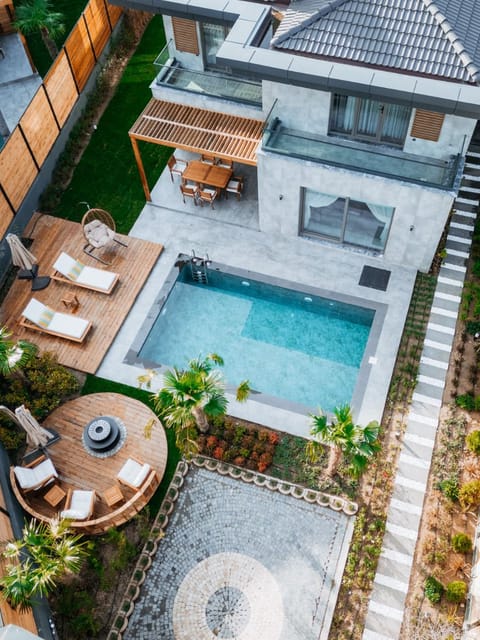 listing card gallery