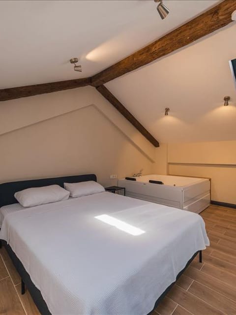 listing card gallery