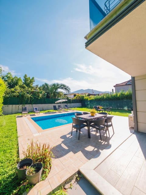 listing card gallery