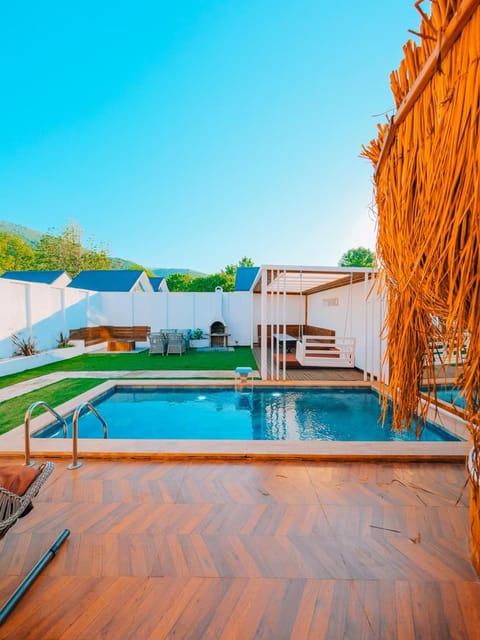 listing card gallery